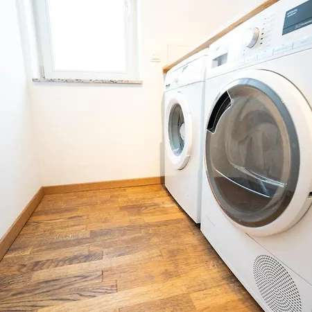 Hochwertiges / 120m² / Dachterrasse / Parking Apartman